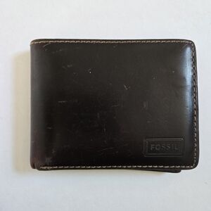Fossil Bi-fold mens brown leather wallet